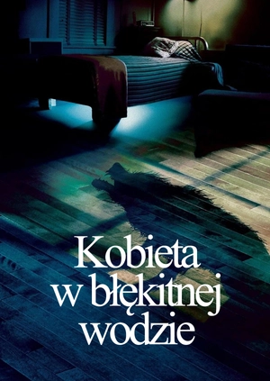 Kobieta w błękitnej wodzie