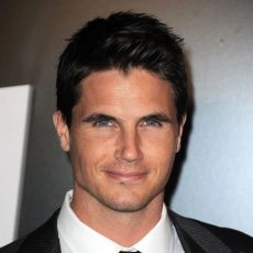 Robbie Amell