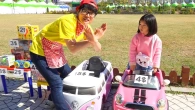 Boram helps wash the car buy a toy