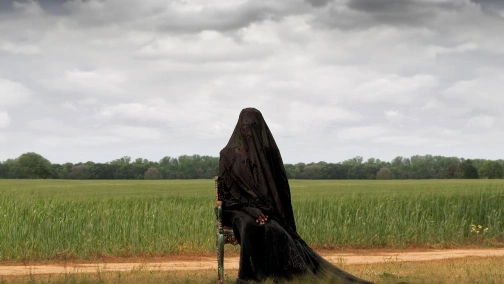 Жінка на подвір'ї